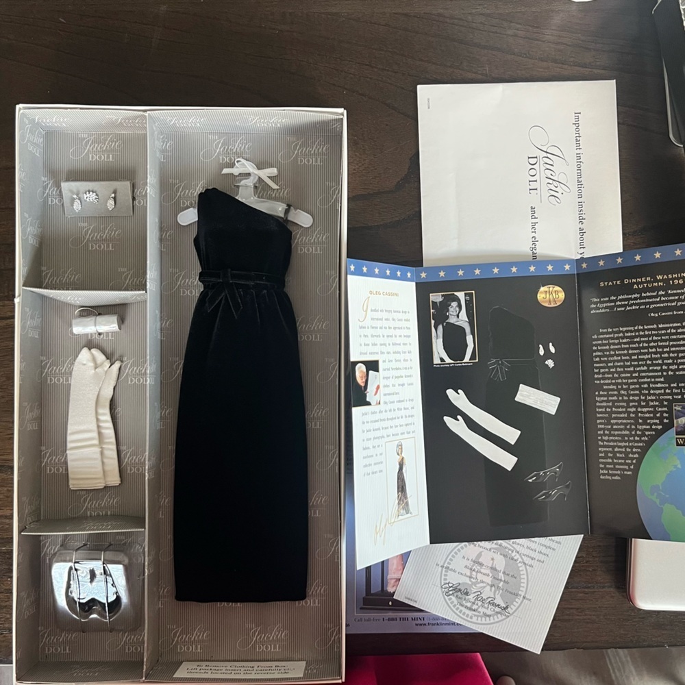 New in box outfit for The Jackie Kennedy Onassis Doll with paperwork - Picture 11 of 12
